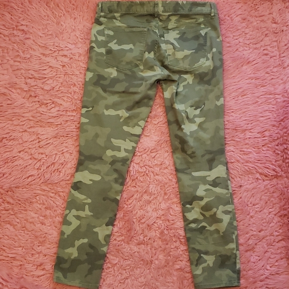 Gap Camo Capris - Picture 2 of 6